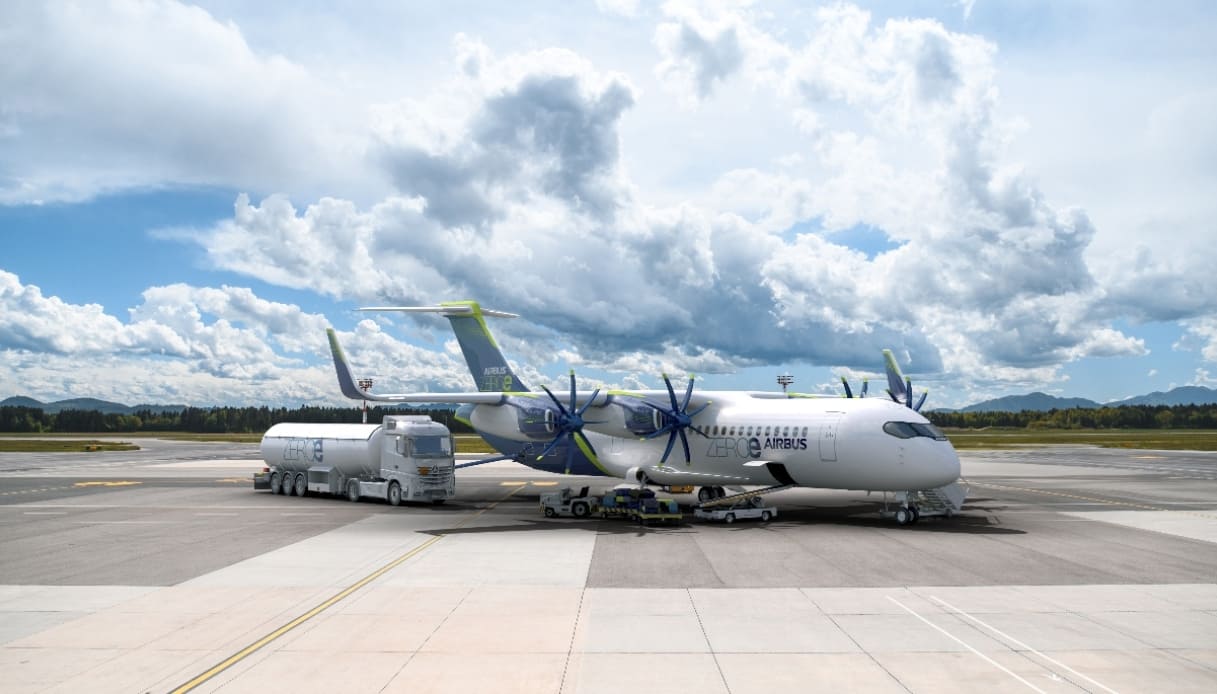 aereo a idrogeno completamente elettrico fermo in aeroporto