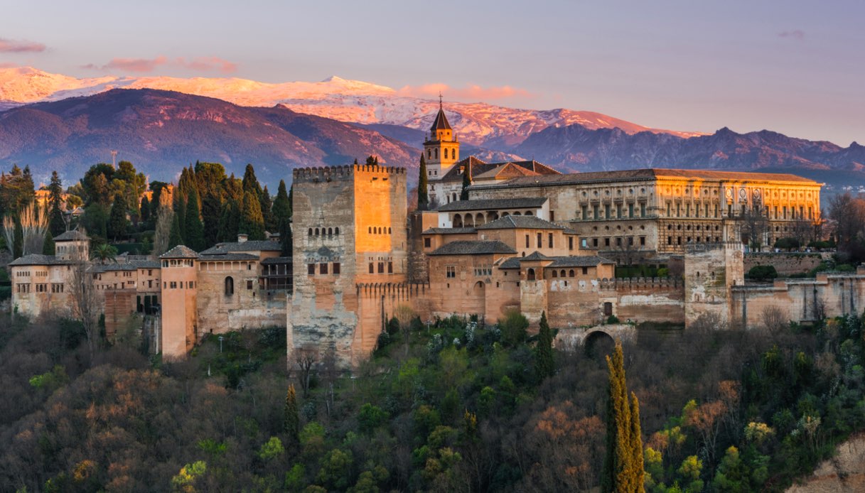 L'Alhambra al tramonto, ammirata dal belvedere di San Nicolás