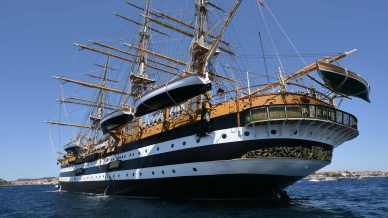 L’Amerigo Vespucci incanta La Valletta: come vivere (gratis) la magia a bordo della nave più bella del mondo
