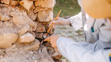 Un capolavoro dell’antichità riaffiora a Lefkada: il teatro perduto