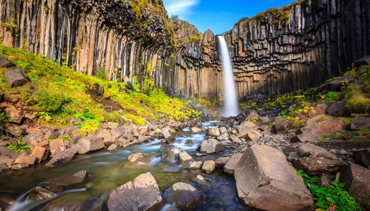 Cascata nera di Svartifoss, in Islanda