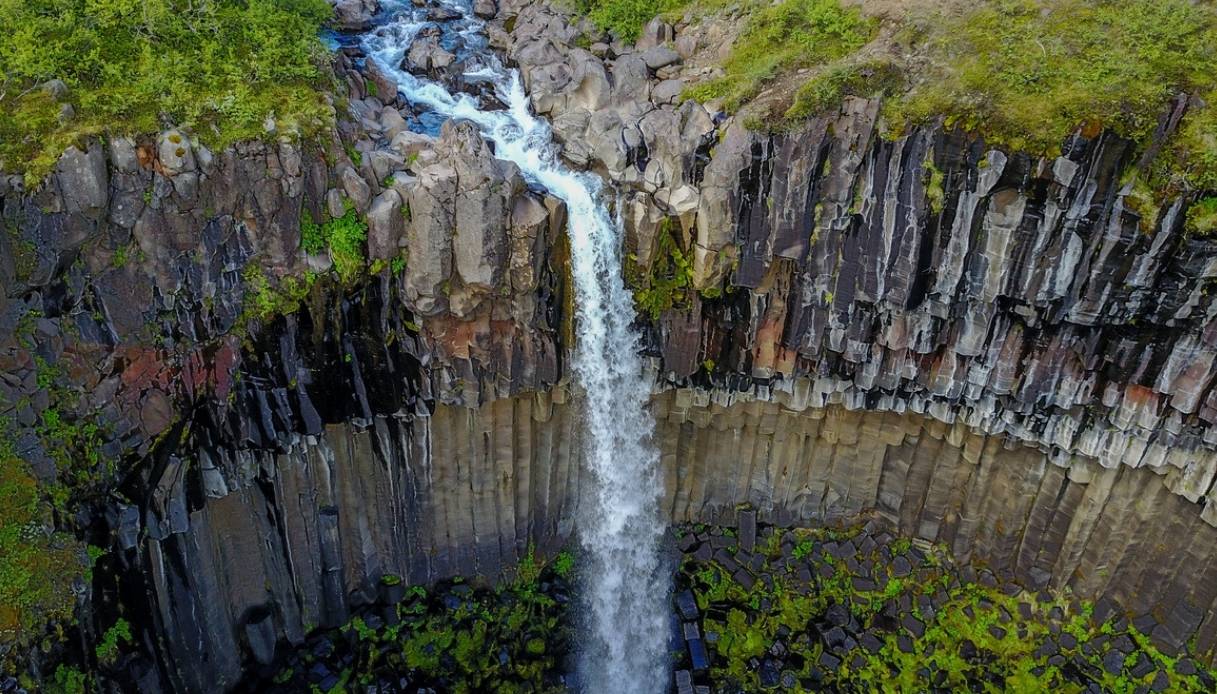 cascata nera in Islanda