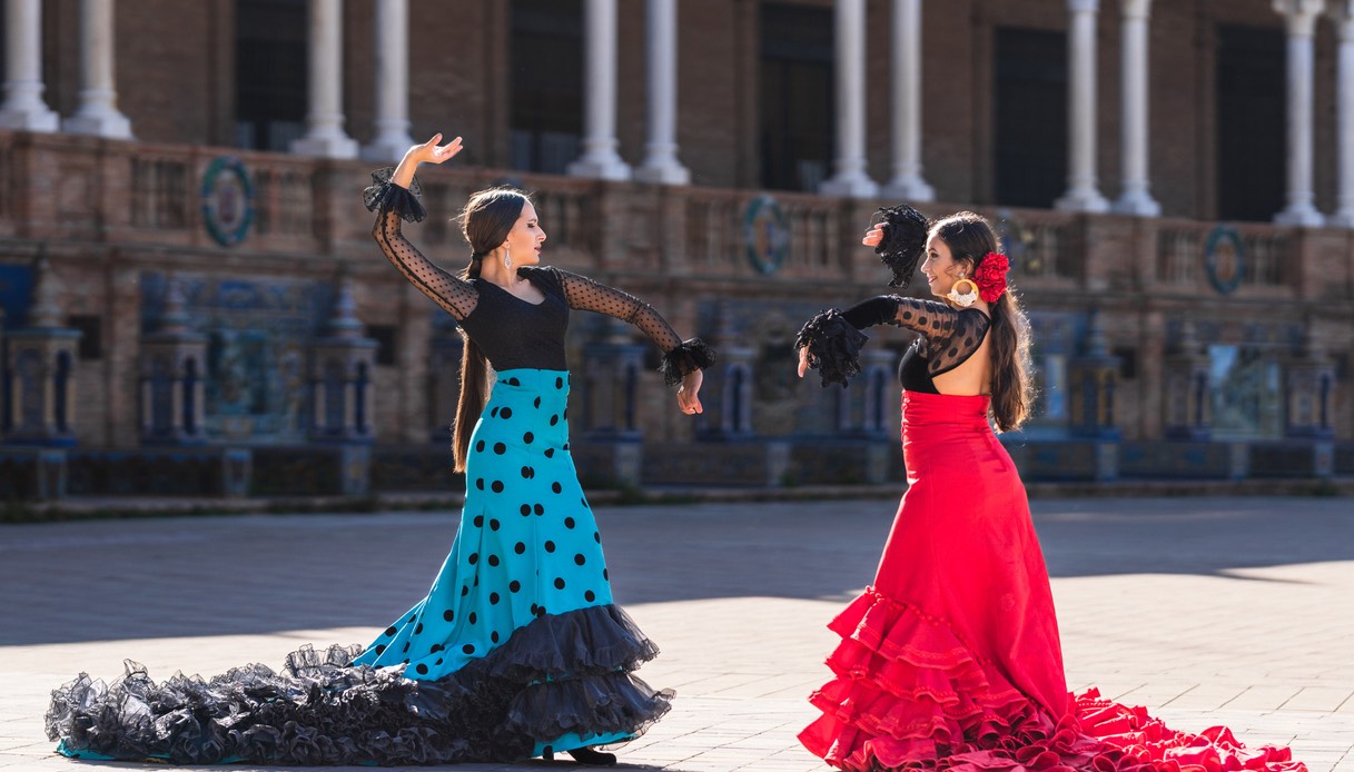 Due ballerine di flamenco con abiti tipici