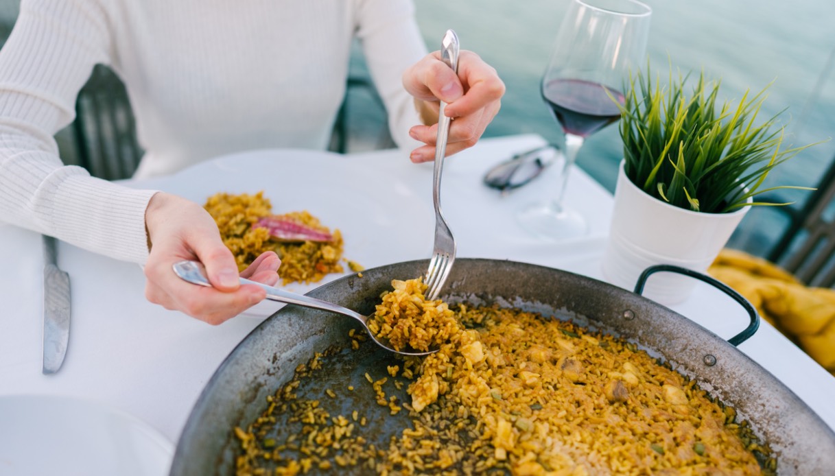 La paella mangiata nella padella tipica