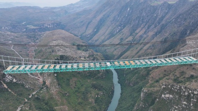 Sta per aprire il ponte più alto del mondo, sull’orlo di un canyon e con una vista incredibile