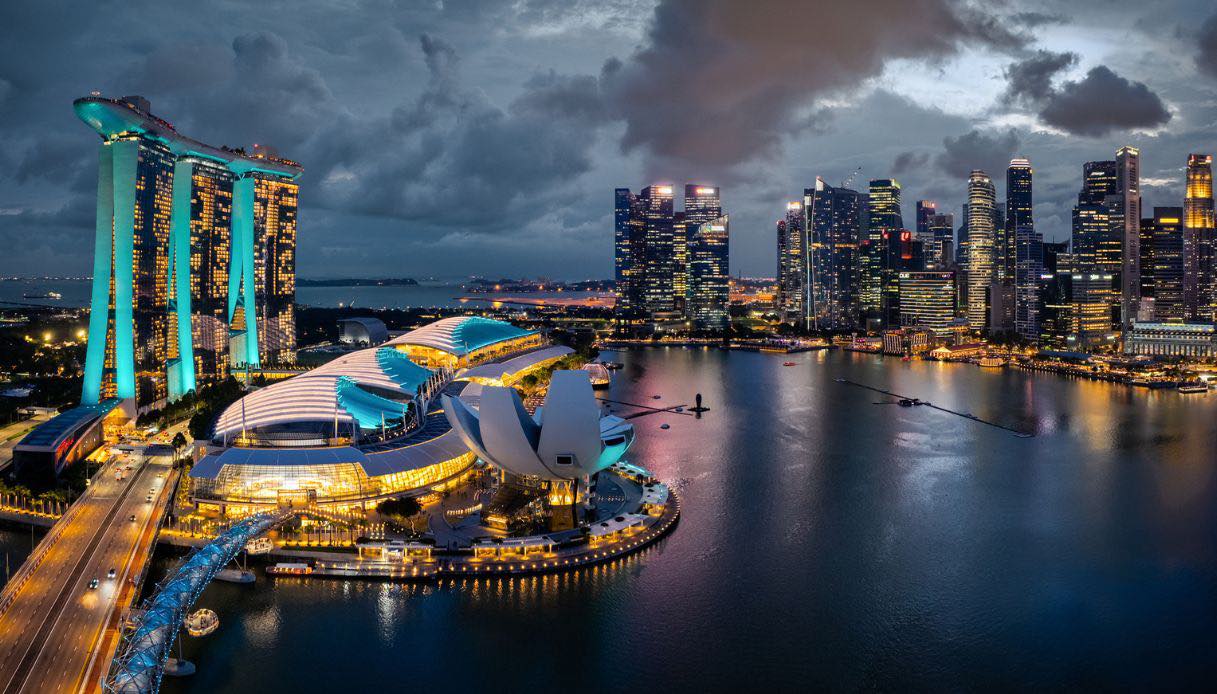 Lo skyline notturno di Singapore