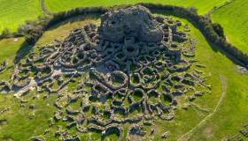 Su Nuraxi di Barumini, il cuore segreto della Sardegna che svela i misteri di una civiltà millenaria