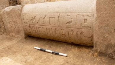 Una porta per l’eternità: nuova scoperta nella necropoli di Saqqara