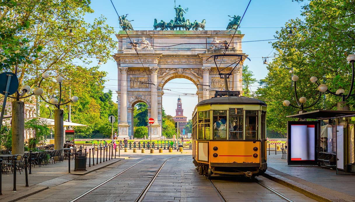 Tram 1 in transito davanti all'Arco della Pace