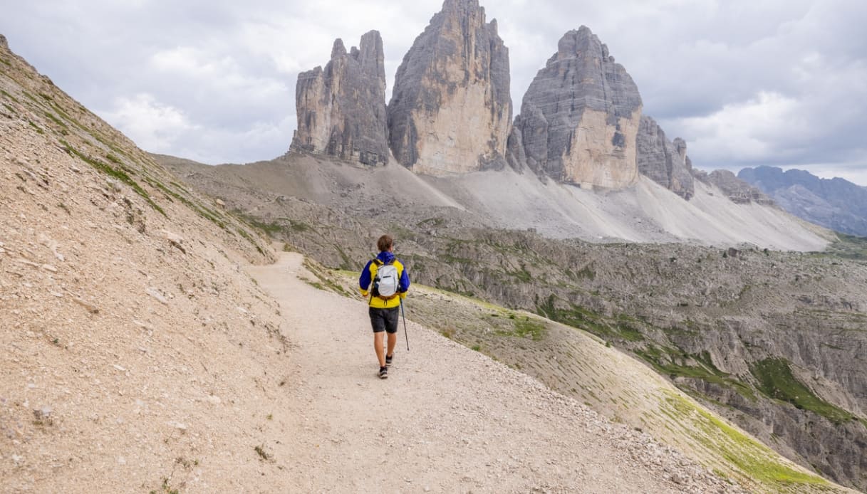 turista che fa trekking a le tre cime di lavaredo