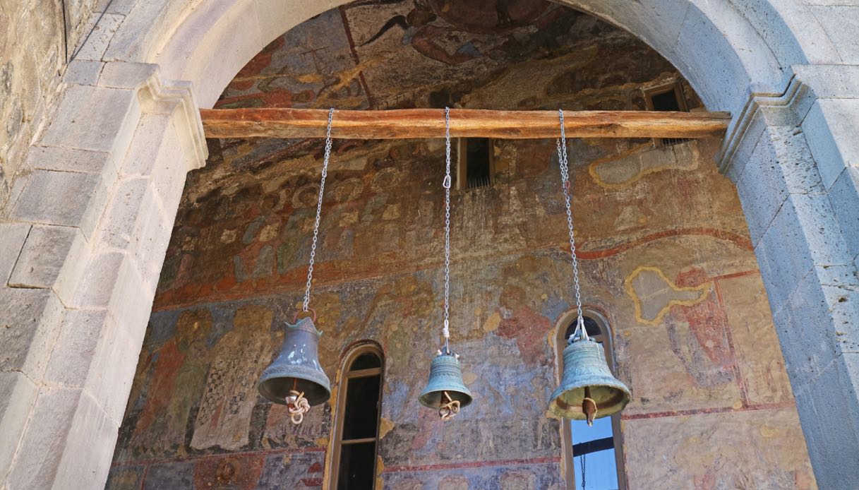 Affreschi e campane nella cappella di Vardzia