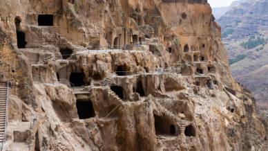 A Vardzia, città rupestre, le rocce raccontano storie antiche e meraviglie incredibili