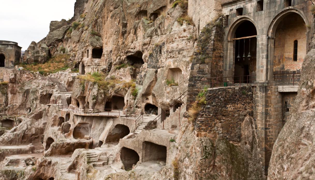 L'antica città di Vardzia scavata nella roccia