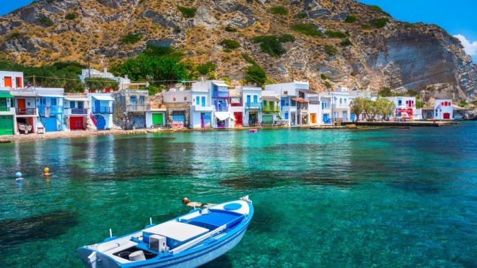 Il villaggio di Klima, dove le case colorate abbracciano la roccia