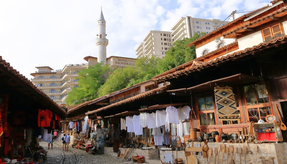 Bazar di Kruje con moschea sullo sfondo