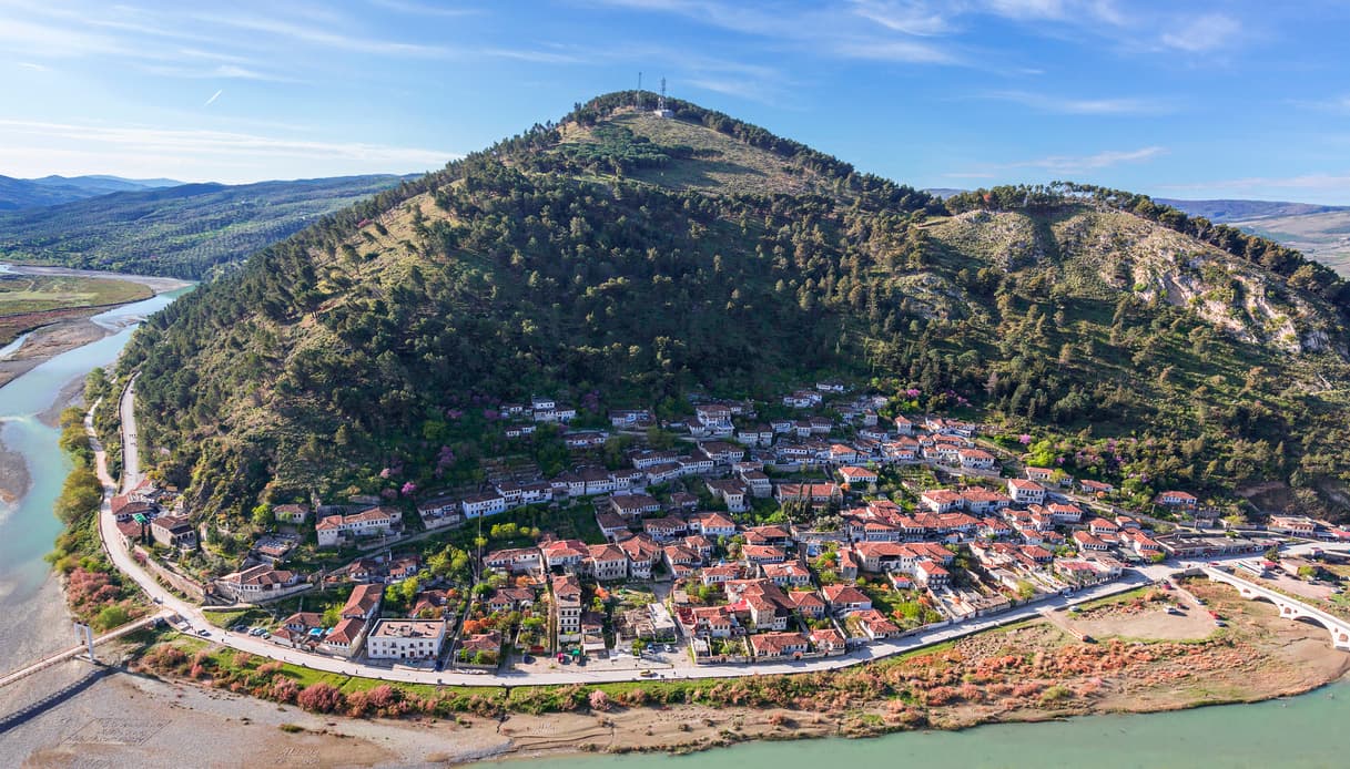 Berat e le montagne sullo sfondo