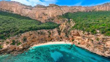 Tra silenzi antichi e mare turchese, Cala Biriola incanta l’anima