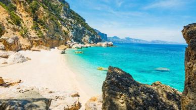 Cala Mariolu, l’angolo di paradiso della Sardegna a numero chiuso per tutelare la sua bellezza