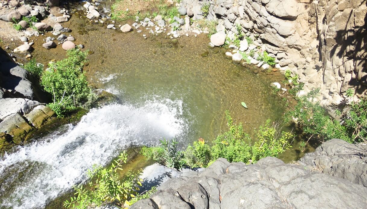 A pochi chilometri dal Borgo più bello d'Italia 2025 un angolo di natura dal sapore selvaggio nell'entroterra per scoprire il lato meno conosciuto dell'isola