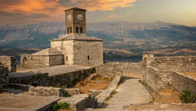 Torre e castello al tramonto