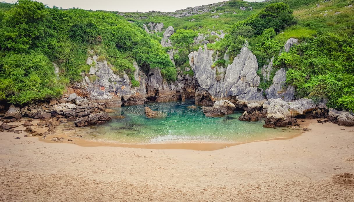 Gulpiyuri Beach, Spagna