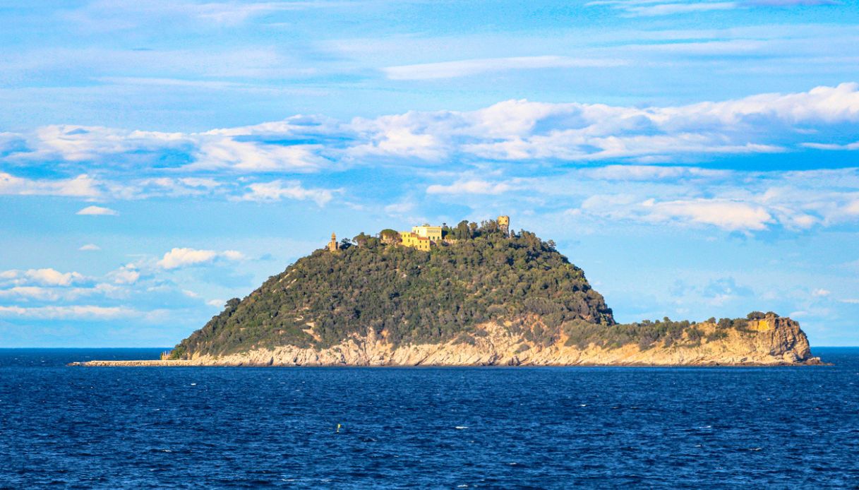 L'isola Gallinara lungo la costa di Albenga