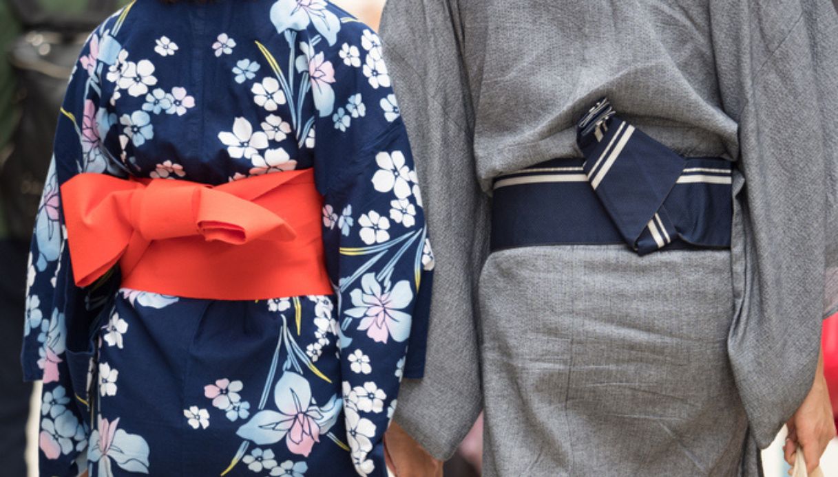 Due persone con kimono tradizionale a noleggio a Kyoto