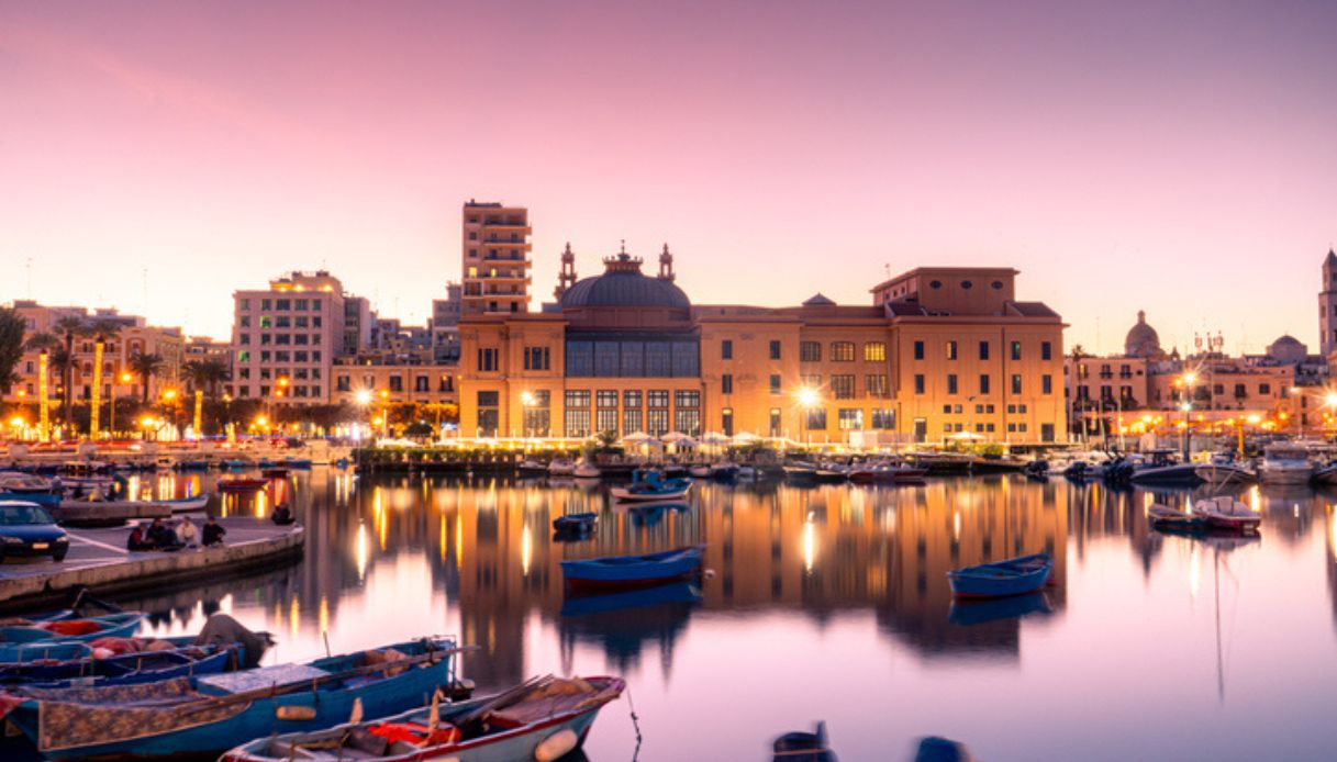 Lungomare e teatri di Bari al tramonto, tra le cose da fare e vedere a Bari