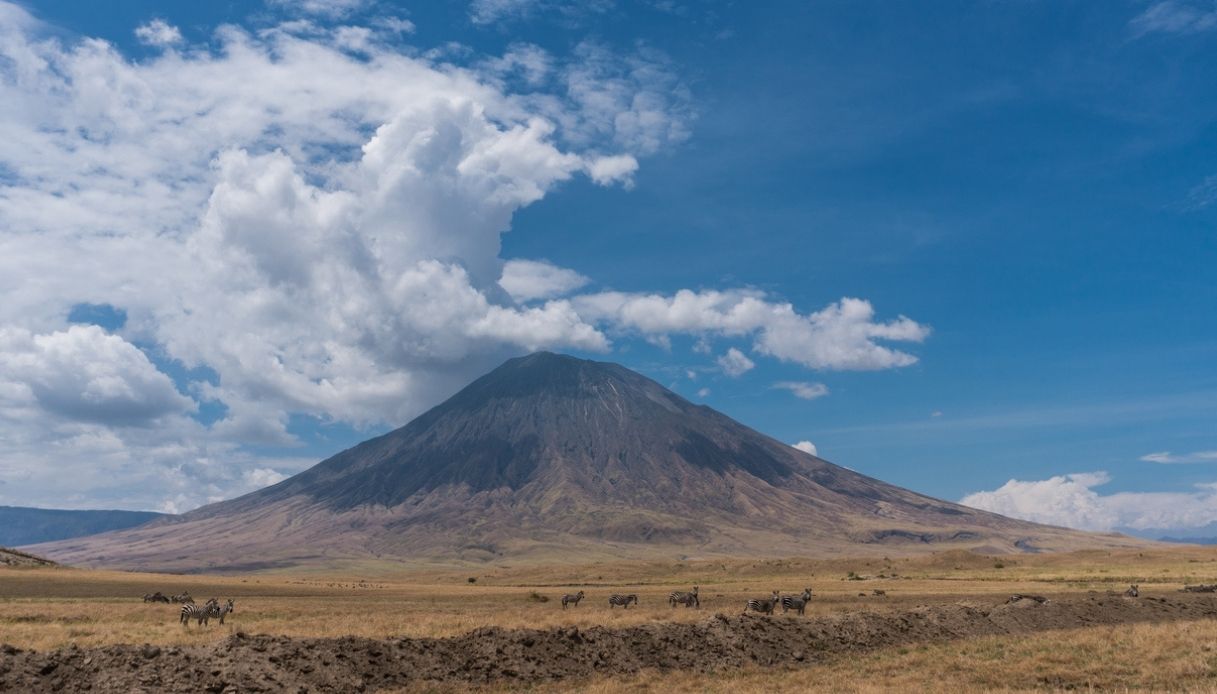 Ol Doinyo Lengai il vulcano che erutta lava nera