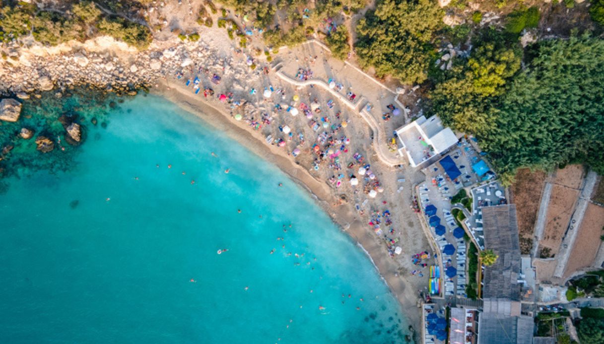 Paradise Bay dall'alto, una delle spiagge più belle di Malta