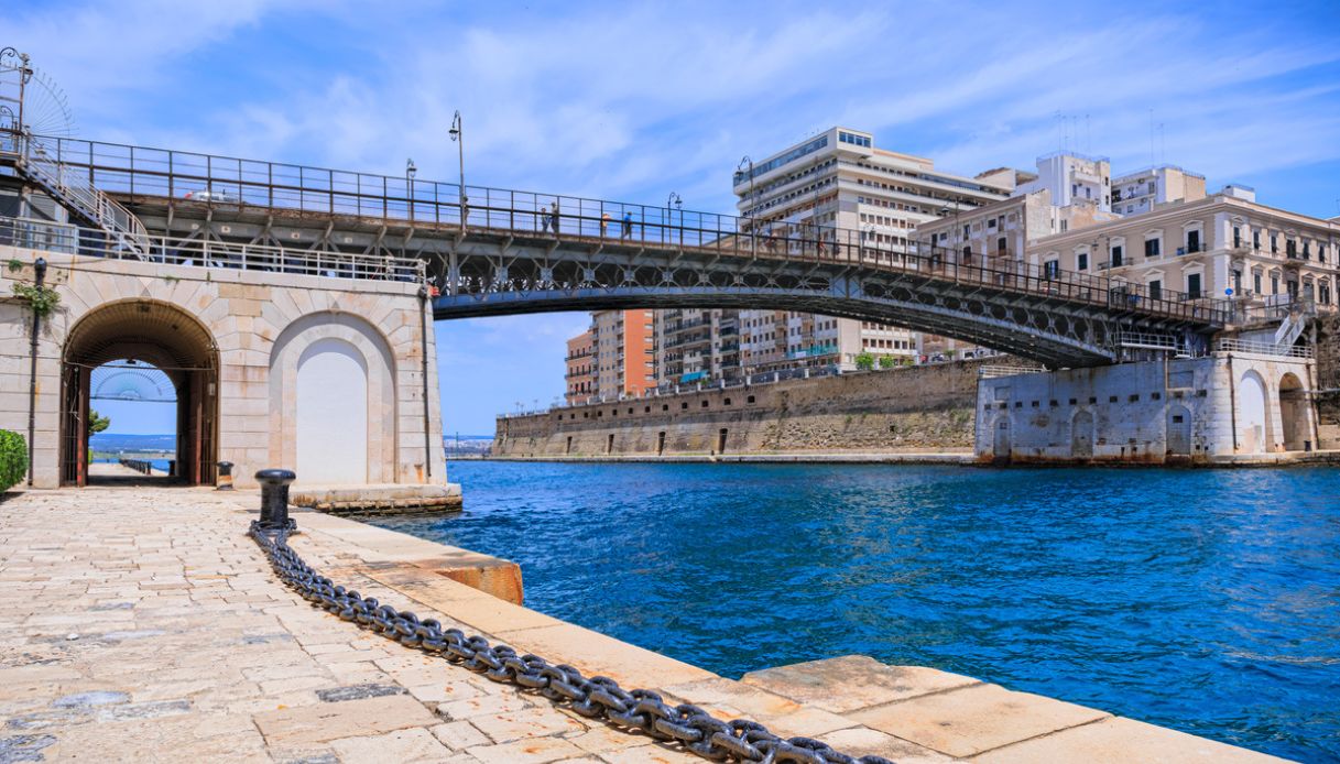 Il moderno Ponte Girevole a Taranto