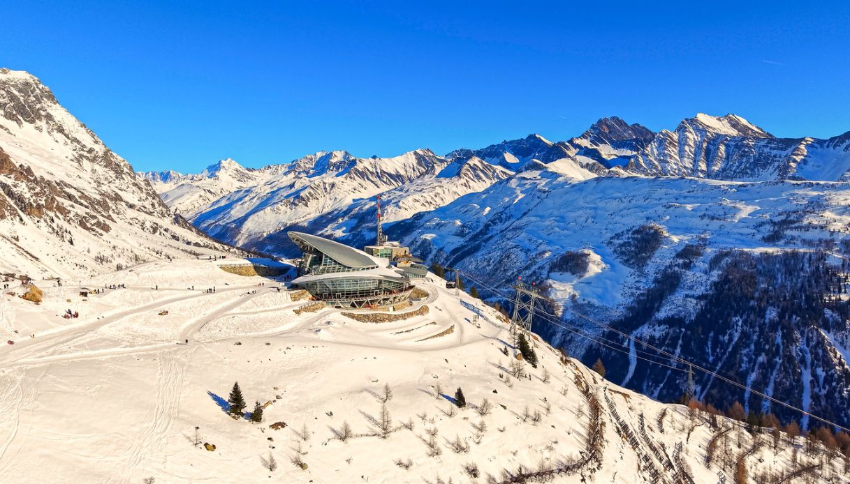 Moderna stazione di montagna sul monte Bianco