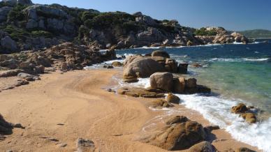 Spiaggia di Talmone in Sardegna: un piccolo paradiso di rocce granitiche e mare