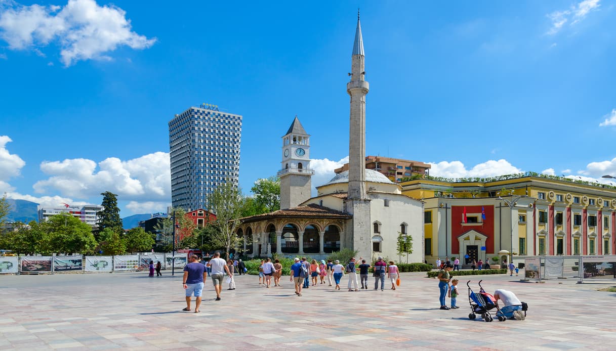 Piazza con Moschea e Torre dell'orologio a Tirana