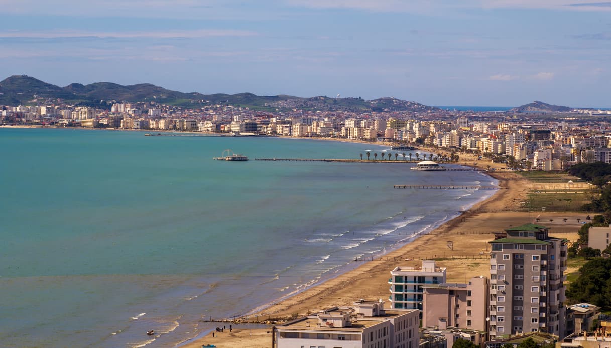 Vista panoramica della spiaggia cittadina