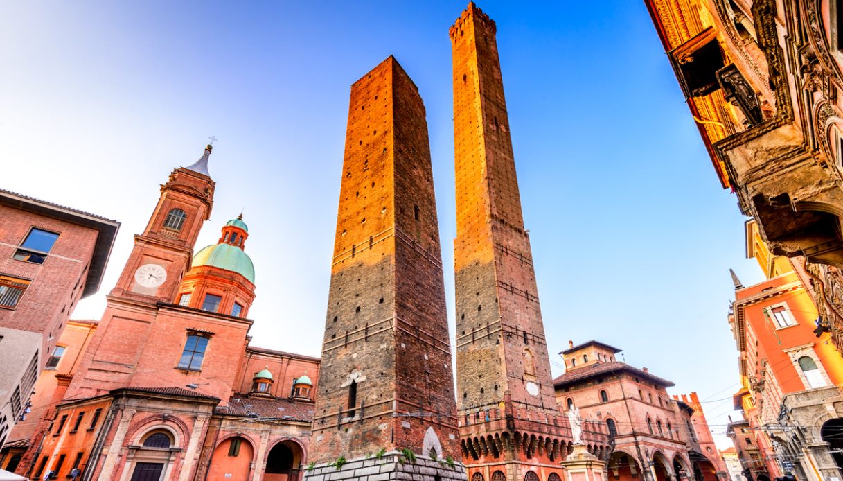 Le torri di Bologna dal basso