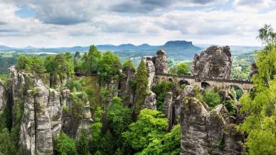 Nel cuore mistico del parco di Zhangjiajie: un viaggio tra nebbie, ponti di vetro e paesaggi fantasy