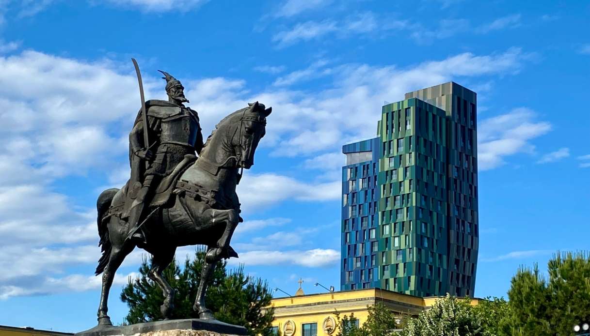 la piazza di tirana