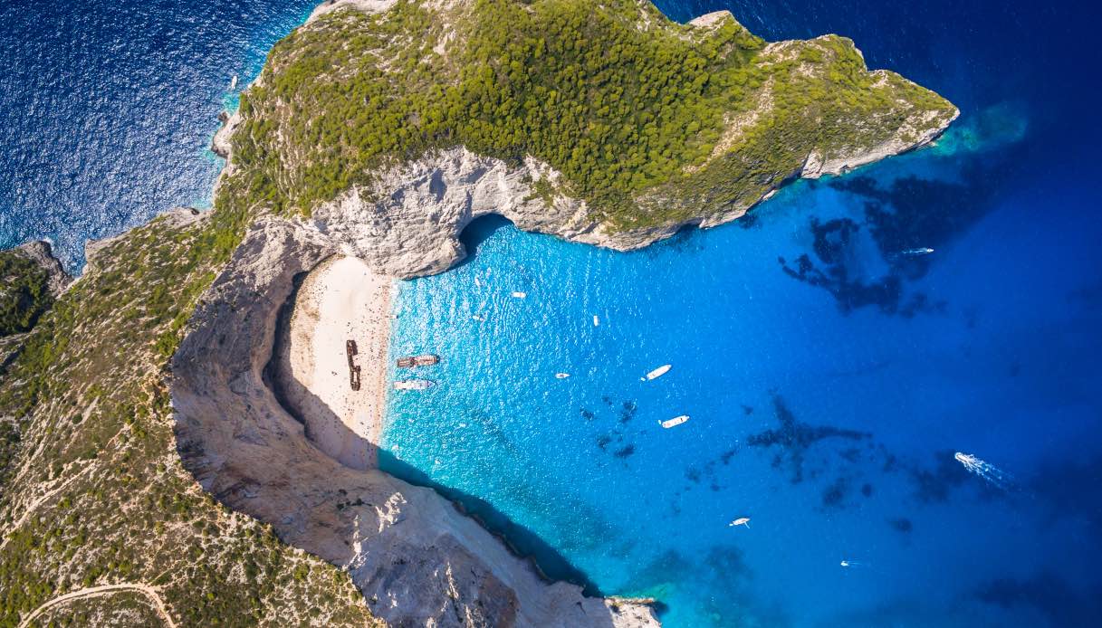 Vista aerea della spiaggia di Navagio a Zacinto