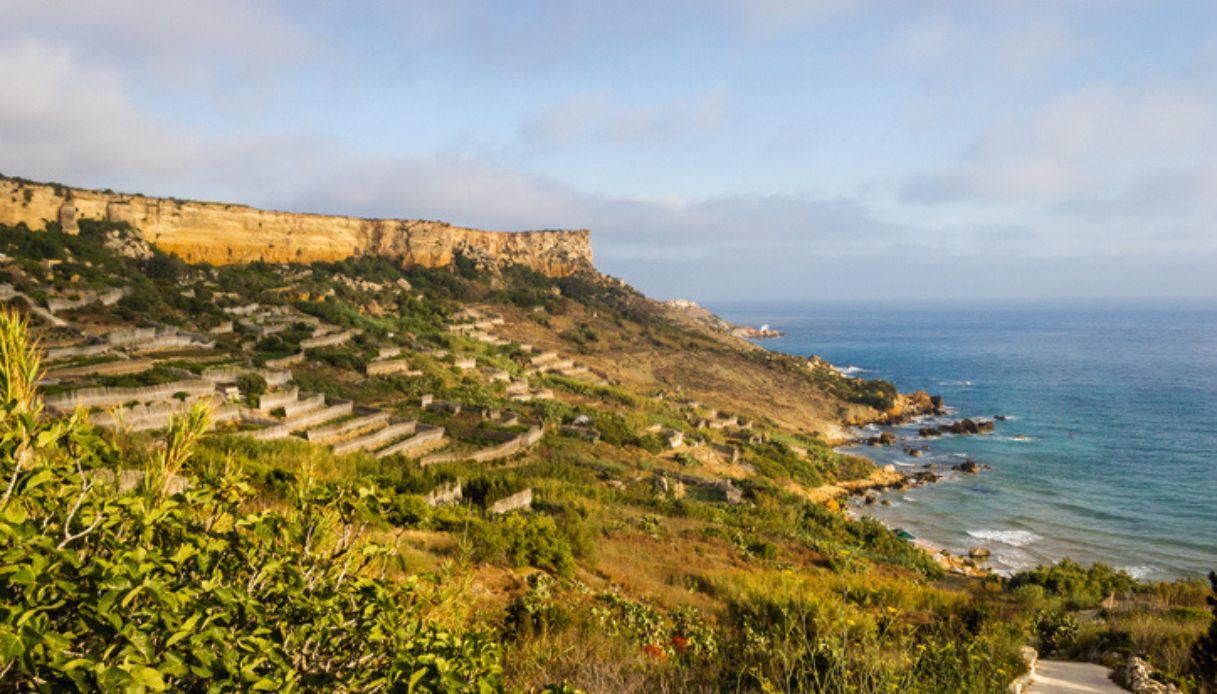 Baia di San Blas dall'alto, tra le spiagge di sabbia più belle di Malta