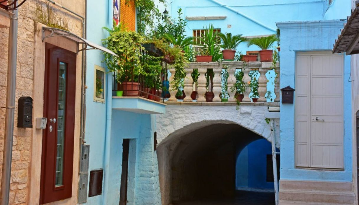 L'azzurro villaggio di Casamassima in Puglia