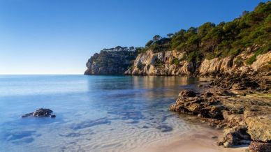 Isola di Minorca, tra calette segrete e riserve naturali la perla delle Baleari fa battere il cuore