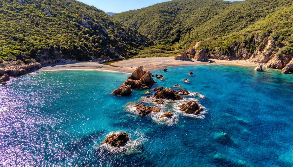 Cala Tinnari in Sardegna con acqua turchese