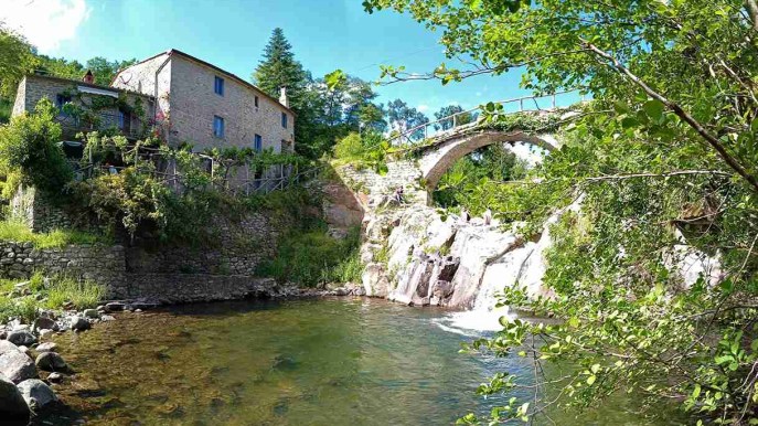 Toscana, borghi e natura: le spiagge d’acqua dolce del torrente Ciuffenna