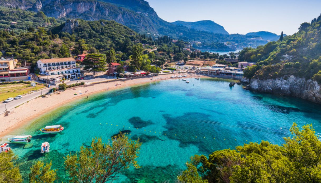 Vista dall'alto di una spiaggia di Corfù, un'isola dello Ionio vicino all'Italia dove andare questa estate