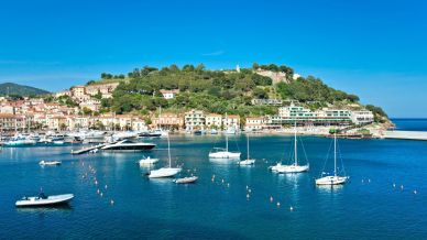 Cosa vedere a Porto Azzurro, il borgo da sogno dell’Elba perfetto per l’estate