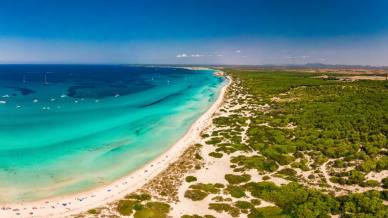 Acqua caraibica e dune dorate. Ecco perché tutti vogliono andare a Es Trenc