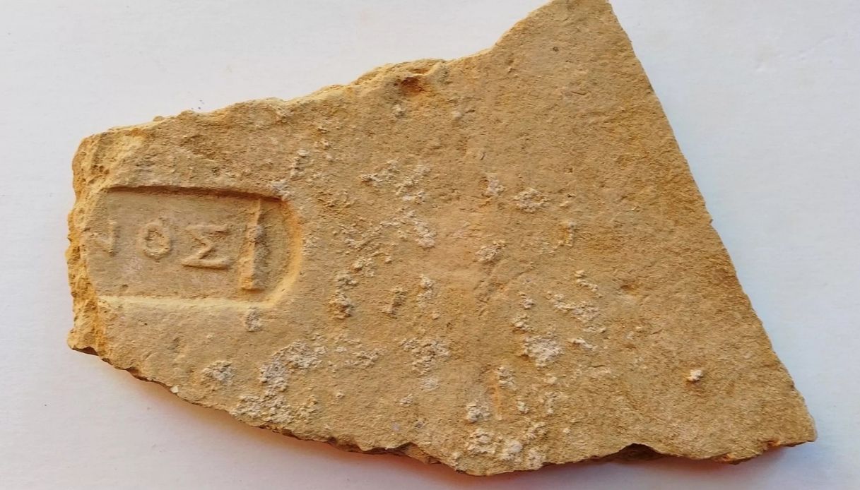Itaca scoperta piastrella con il nome di Apollo