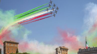 Parata solenne, Frecce Tricolori nel blu: Roma celebra la Repubblica