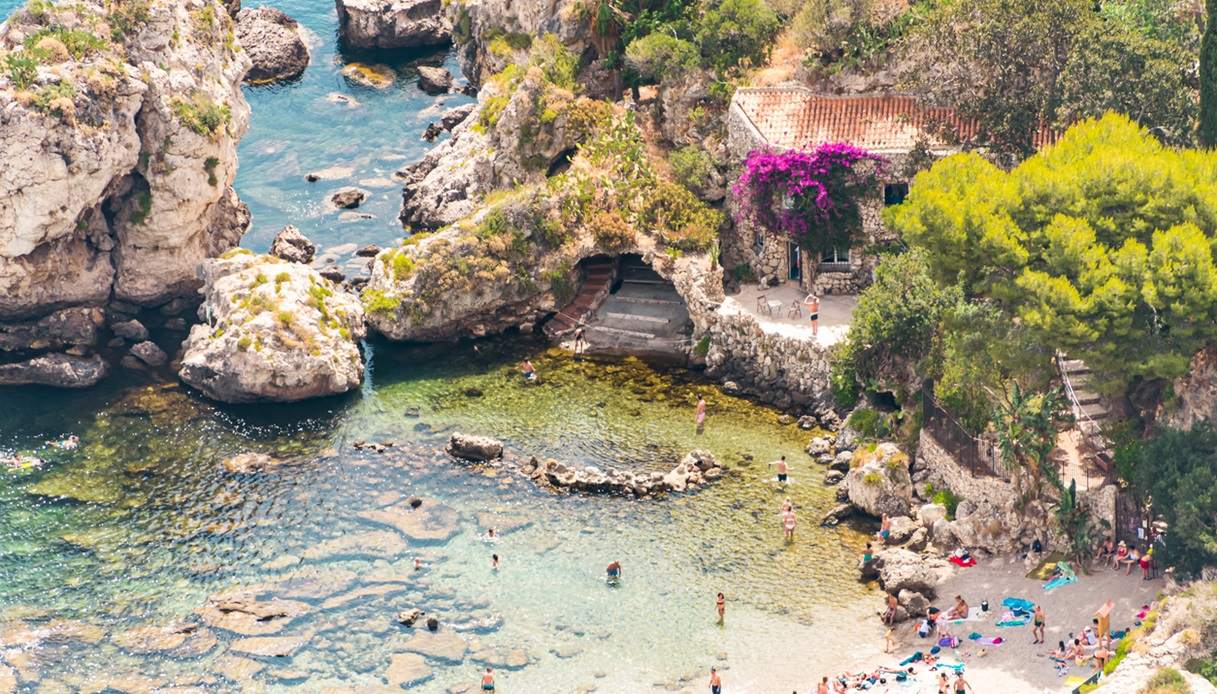 Il mare cristallino dell'Isola Bella di Taormina, in Sicilia